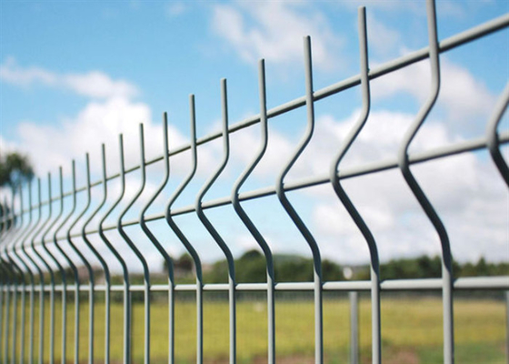 Επικάλυψη PVC 50 * 200mm Mesh τρύπα τριγωνικό φράχτη για το αεροδρόμιο OEM