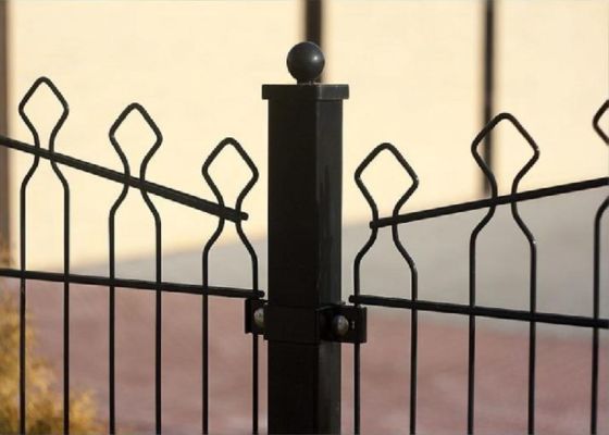 Δύο οριζόντια συρματόσχοινα προστατευτικά περιφράγματα για την προστασία τροχιών με γραφικά σημεία