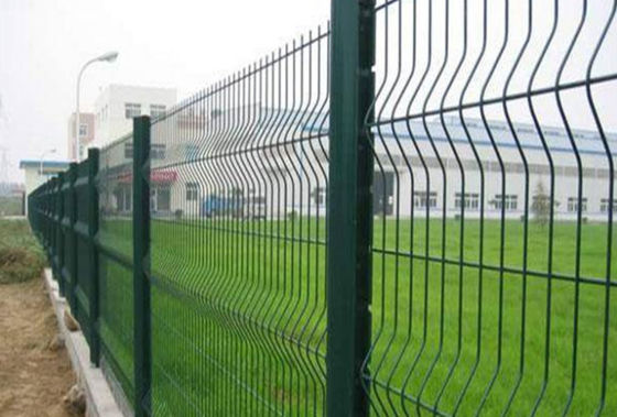 Το PVC έντυσε κυρτό/το τρίγωνο που κάμπτει την περίφραξη πλέγματος Brc